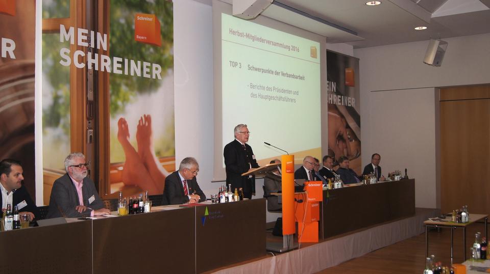 Präsident Konrad Steininger bei seinem Bericht im Rahmen der Herbst-Mitgliederversammlung