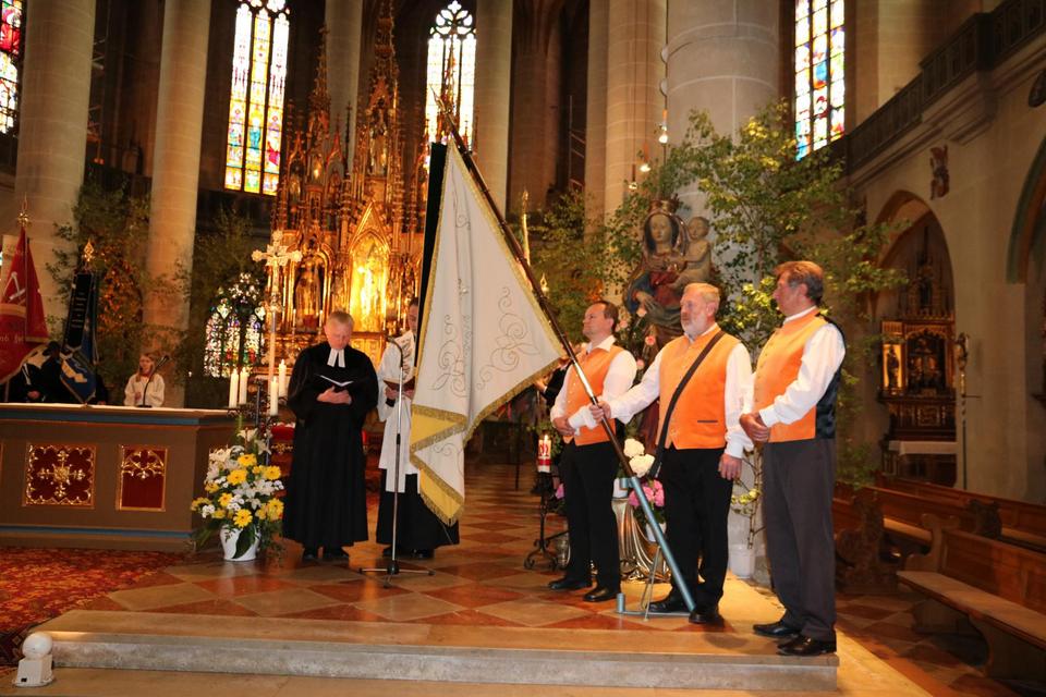 Fahnensegnung: In der Basilika St. Martin wurde die restaurierte Fahne der Innung Amberg gesegnet.
