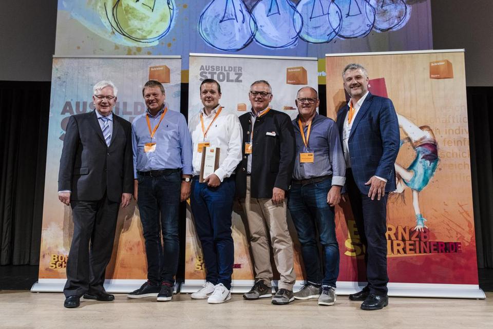 Den 2. Preis in der Kategorie 'Betrieben mit über 10 Mitarbeiter/innen' erhielt die Daxenberger Schreinerei GmbH aus Seeon (SI Traunstein)