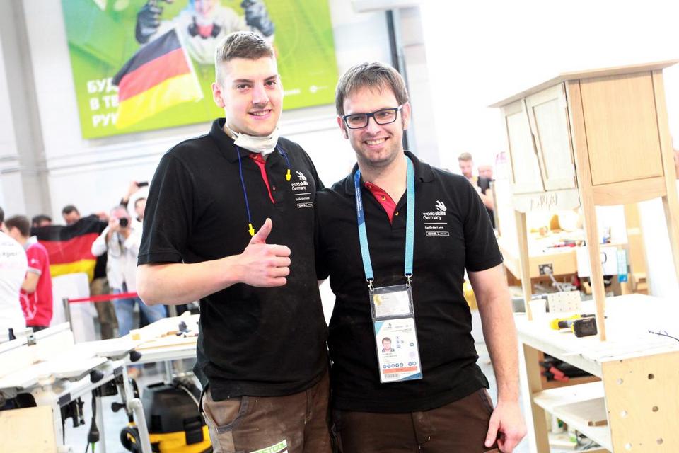 Zufrieden am Ende des Wettbewerbs: Joannes Bänsch (links) mit seinem Trainer Florian Langenmair. Bild: Anja Jungnickel/WorldSkills Germany