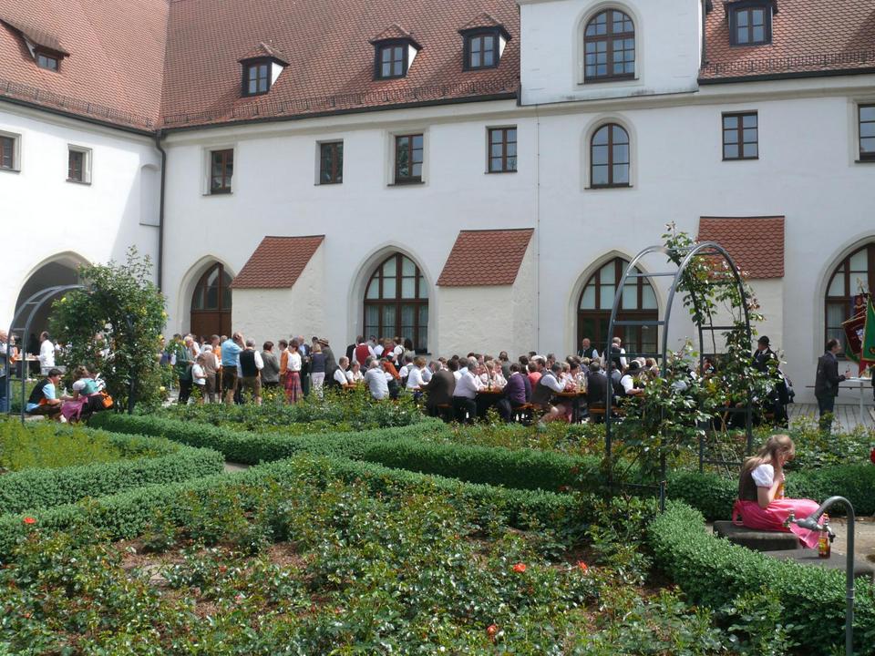 Im Rosengarten des Landratsamtes Amberg klang die rundum gelungene Veranstaltung bei einer Stärkung gemütlich aus.