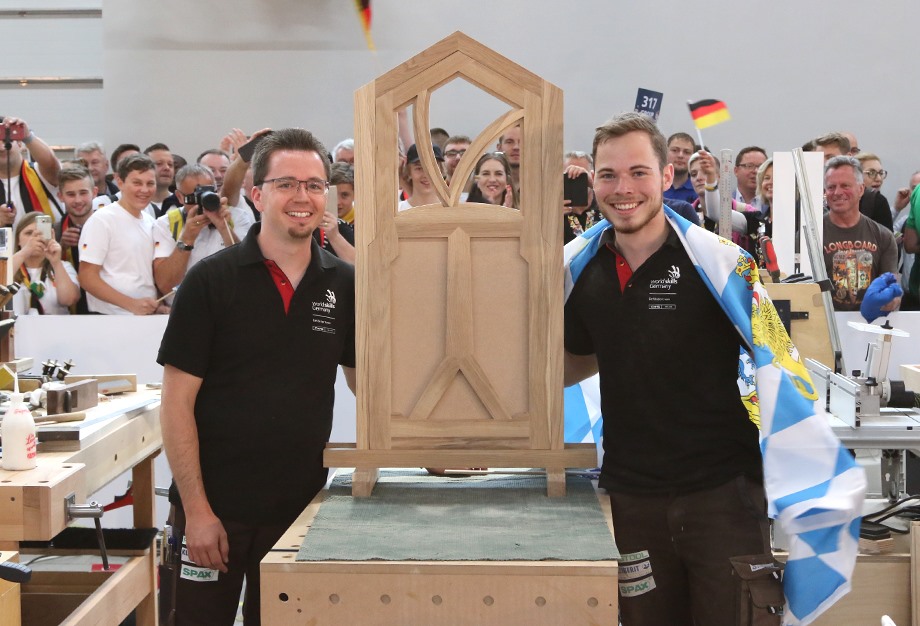 Glückliche Gesichter: Trainer Michael Martin (links) und Florian Meigel nach der Schluss-Sirene. Bild: Marcel Pfost/Festool