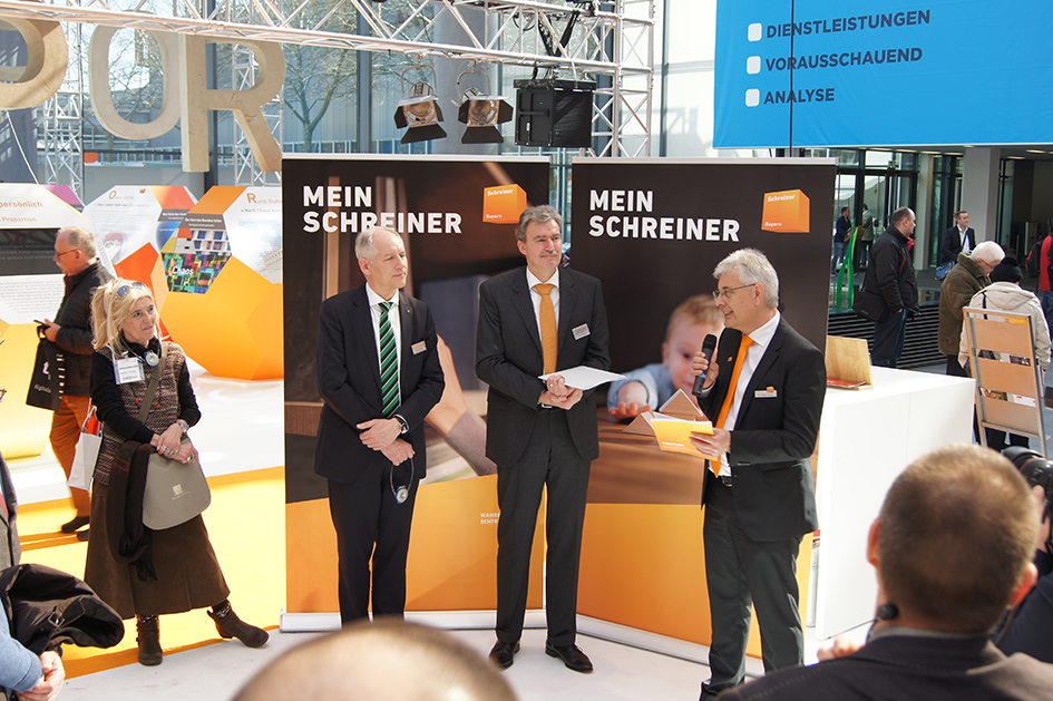 Pressebegrüßung am Stand des FSH Bayern mit (von links): Wolfgang Pöschl, Vorstandsvorsitzender des Fachverbands Holzbearbeitungsmaschinen im VDMA, Peter Ottmann, CEO NürnbergMesse Group und HGF Dr. Christian Wenzler